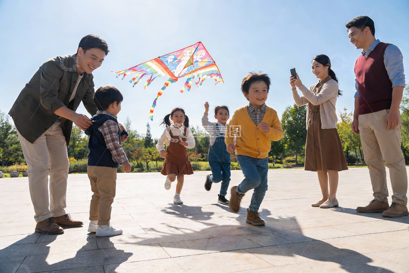 高清大图下载【趣麦麦图】家庭户外放风筝欢乐场景