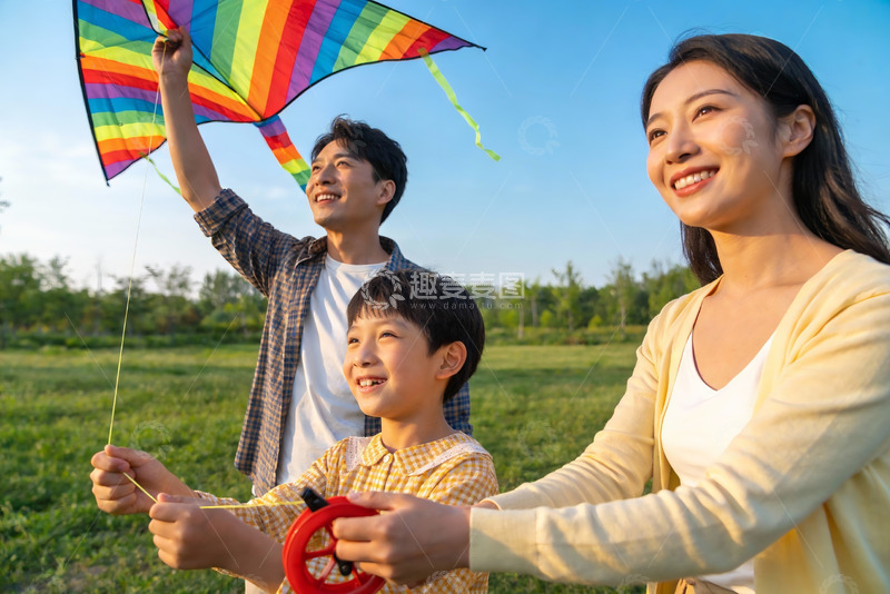 高清大图下载【趣麦麦图】家庭户外放风筝欢乐时光
