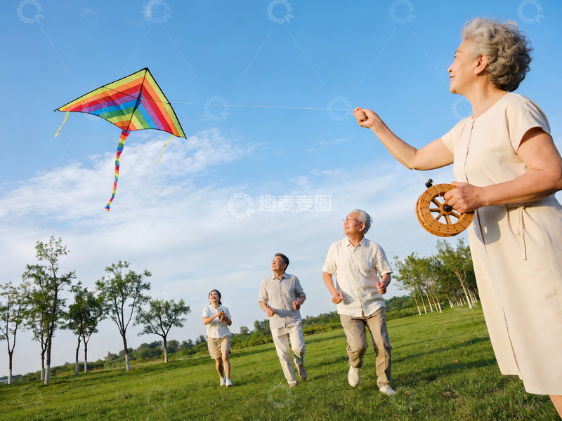 高清大图下载【趣麦麦图】老人户外放风筝欢乐场景