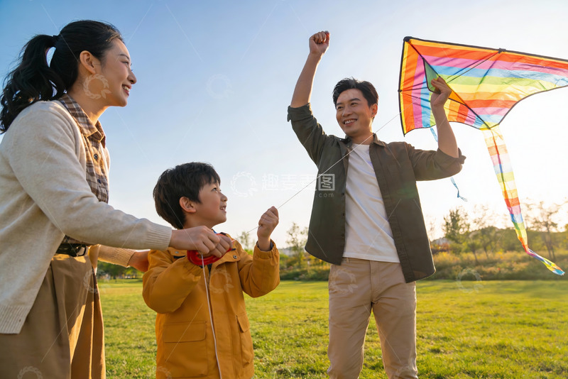 高清大图下载【趣麦麦图】家庭户外放风筝欢乐时光