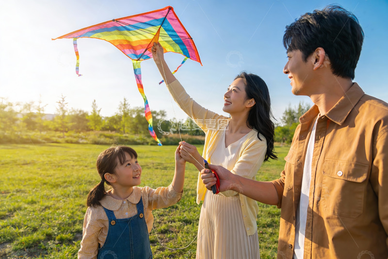 高清大图下载【趣麦麦图】一家三口户外放风筝
