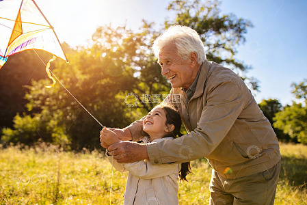 爷爷与孙女户外放风筝