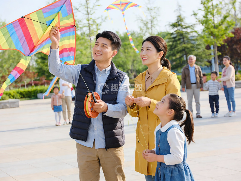 高清大图下载【趣麦麦图】家庭户外放风筝欢乐场景
