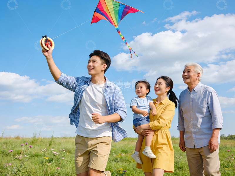 高清大图下载【趣麦麦图】三代同堂户外放风筝