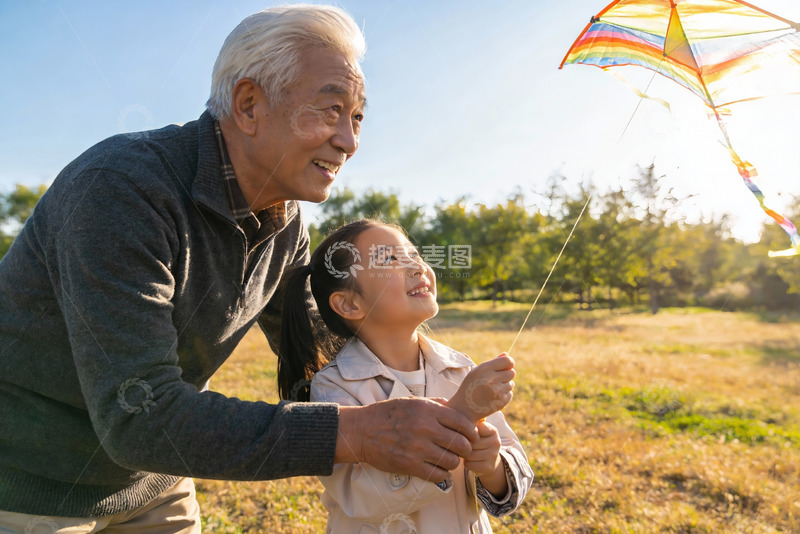 高清大图下载【趣麦麦图】爷爷陪孙女户外放风筝