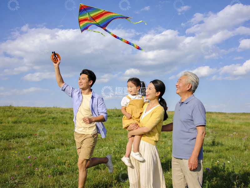 高清大图下载【趣麦麦图】三代同堂户外放风筝