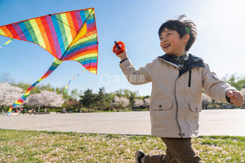 高清大图下载【趣麦麦图】小男孩户外放风筝
