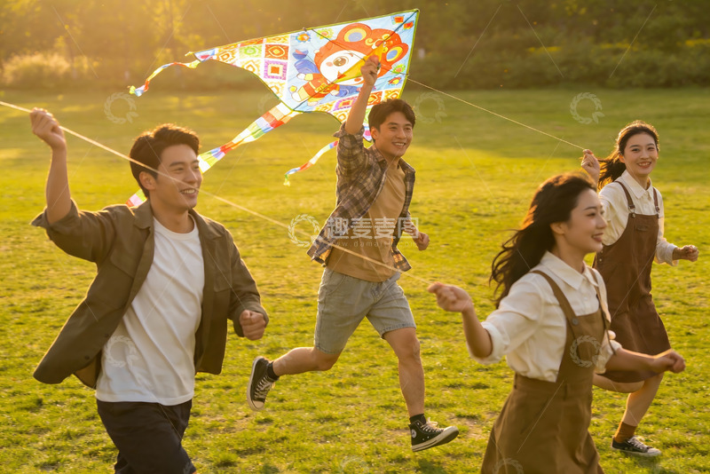 高清大图下载【趣麦麦图】四人户外放风筝欢乐场景