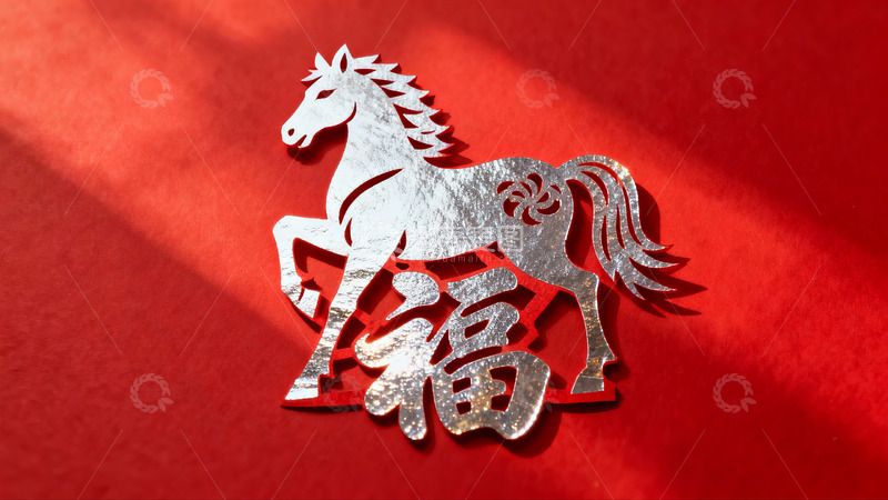 高清大图下载【趣麦麦图】红色背景上的银色马年剪纸