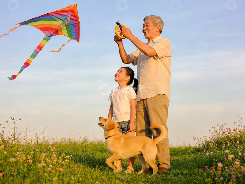 高清大图下载【趣麦麦图】老人与女孩户外放风筝