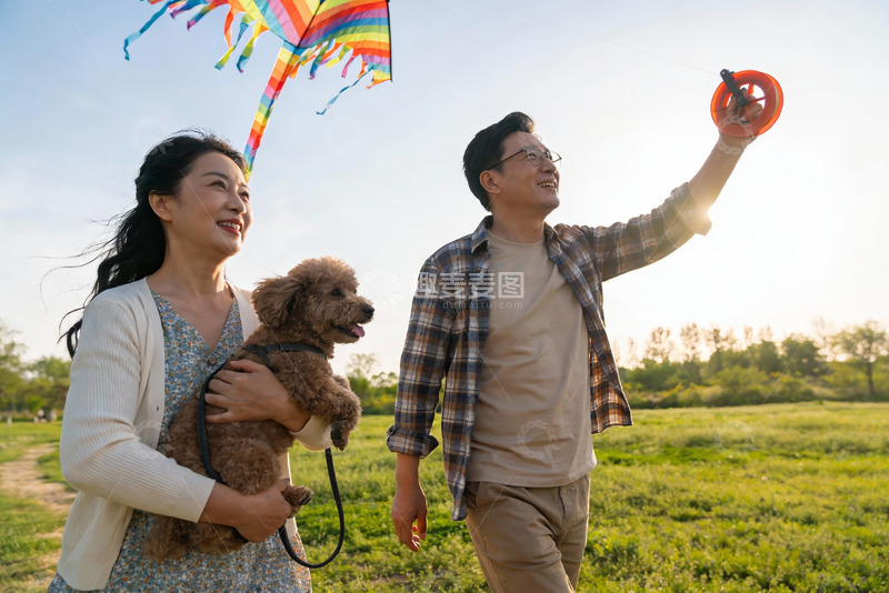 高清大图下载【趣麦麦图】户外放风筝与宠物相伴