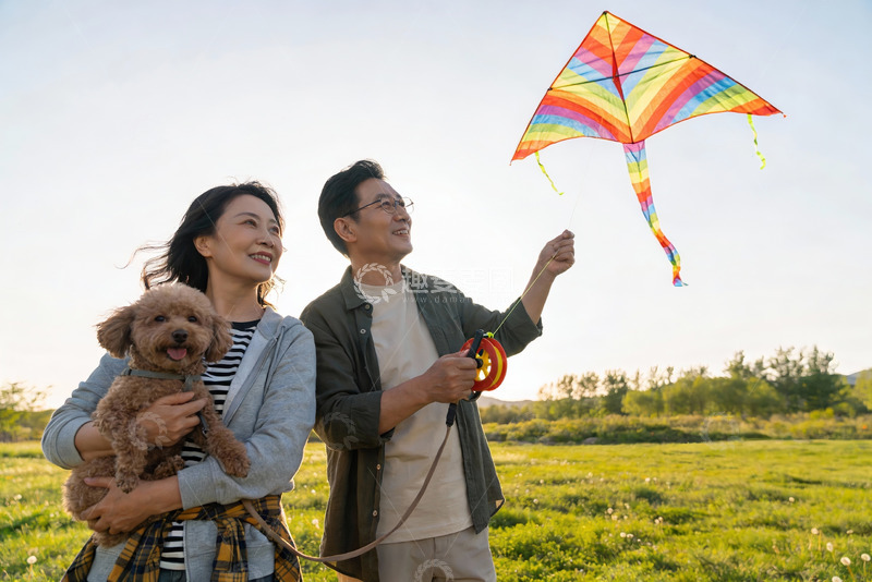 高清大图下载【趣麦麦图】夫妻户外放风筝与宠物狗