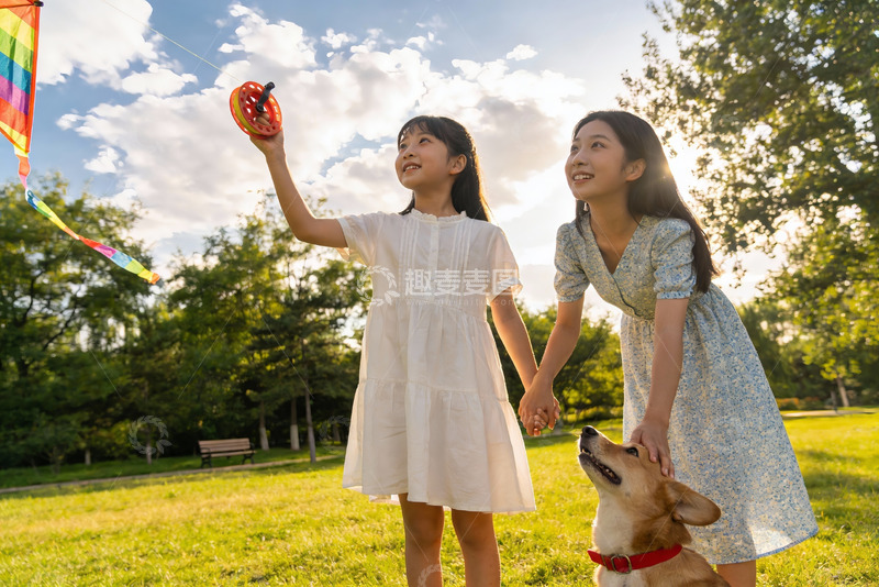 高清大图下载【趣麦麦图】母女公园放风筝与宠物狗