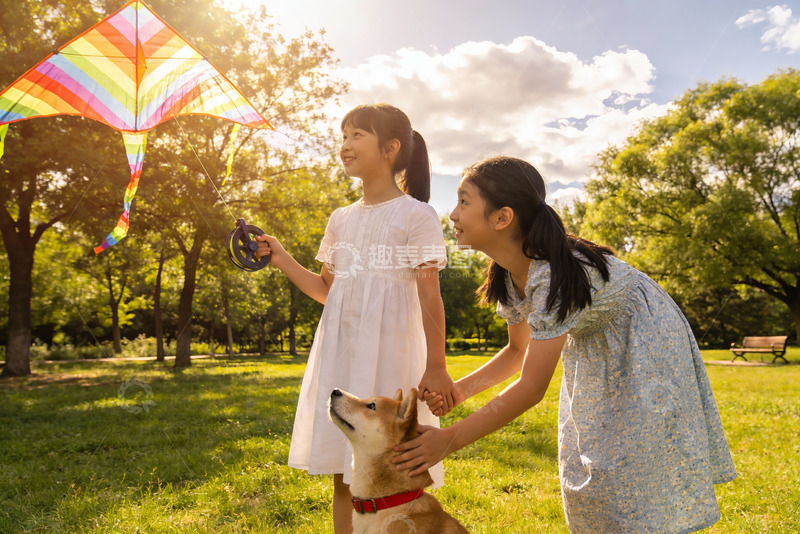 高清大图下载【趣麦麦图】姐妹放风筝与宠物狗户外欢乐