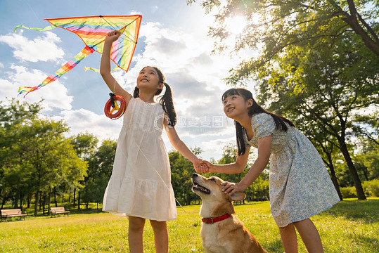 姐妹放风筝与狗狗互动