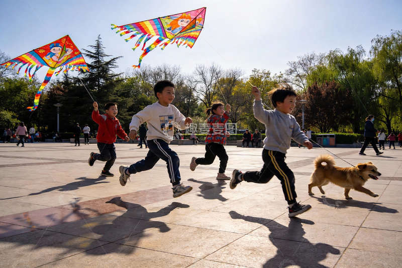 高清大图下载【趣麦麦图】儿童公园放风筝奔跑欢乐场景