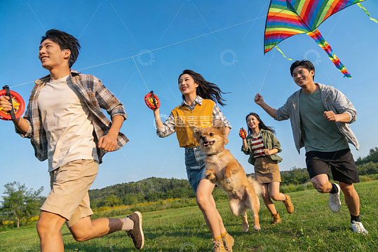 青年户外放风筝欢乐奔跑