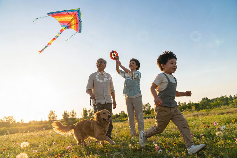 高清大图下载【趣麦麦图】三代同堂户外放风筝