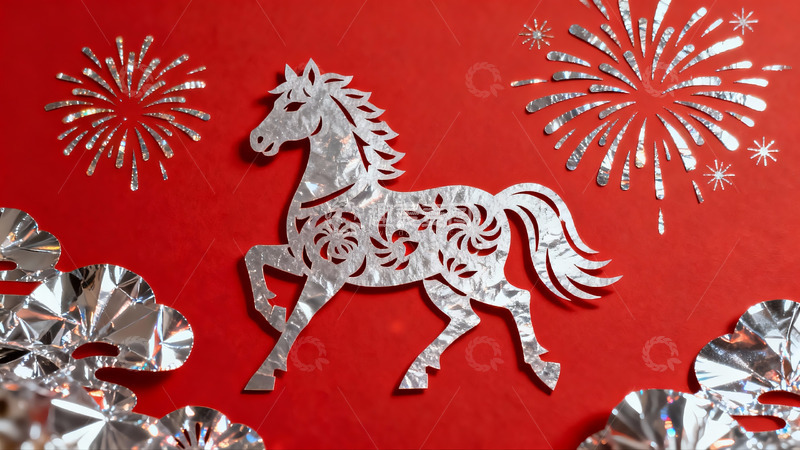 高清大图下载【趣麦麦图】红色背景上的银色马剪纸艺术