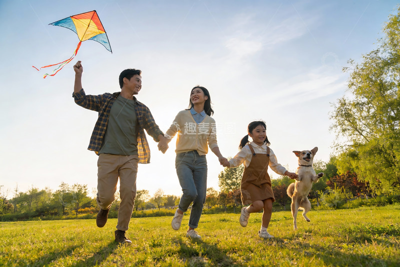 高清大图下载【趣麦麦图】家庭户外放风筝欢乐场景