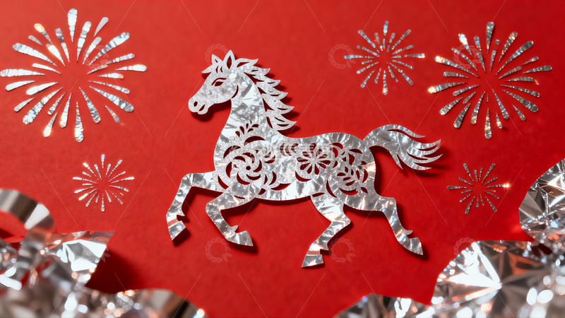 高清大图下载【趣麦麦图】红色背景上的银色马形剪纸