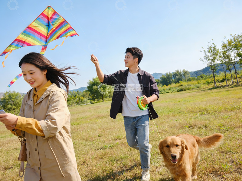 高清大图下载【趣麦麦图】情侣户外放风筝与宠物狗