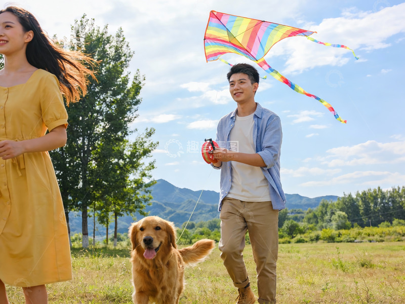 高清大图下载【趣麦麦图】情侣户外放风筝与宠物狗