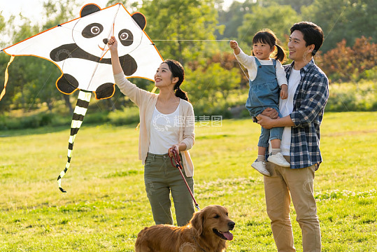 家庭户外放风筝其乐融融