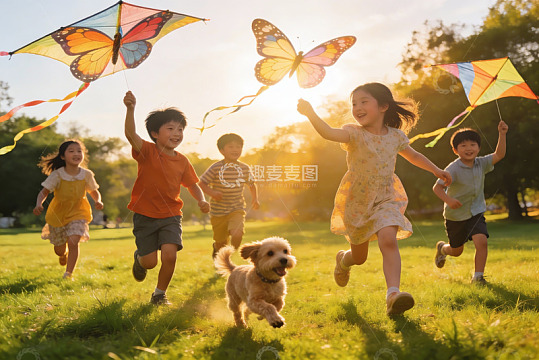 孩子们草地上放风筝奔跑