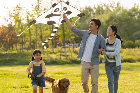 一家三口公园放风筝遛狗