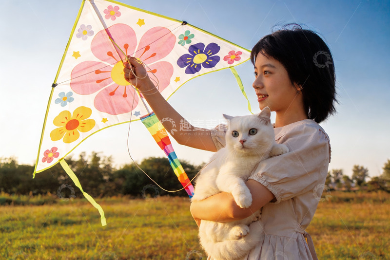高清大图下载【趣麦麦图】女孩户外怀抱猫咪放风筝