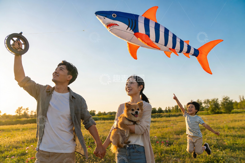 高清大图下载【趣麦麦图】一家三口户外放风筝与宠物