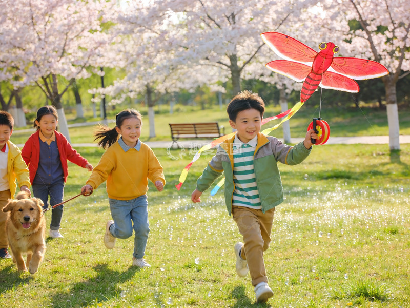 高清大图下载【趣麦麦图】孩童户外放风筝欢乐奔跑