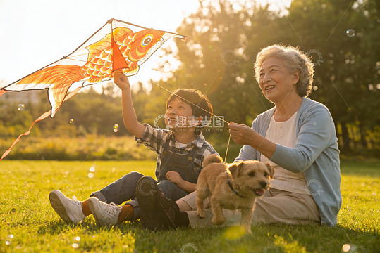 祖孙放风筝狗狗相伴温馨户外
