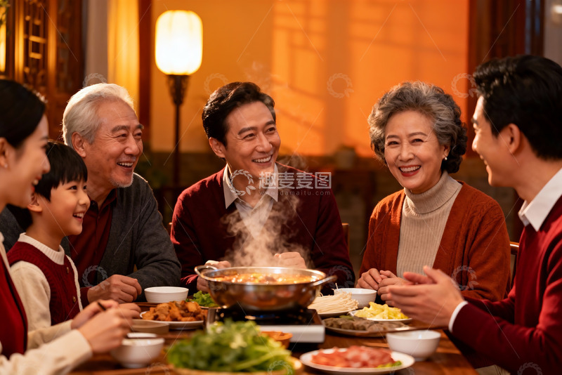 高清大图下载【趣麦麦图】三代同堂围炉聚餐其乐融融