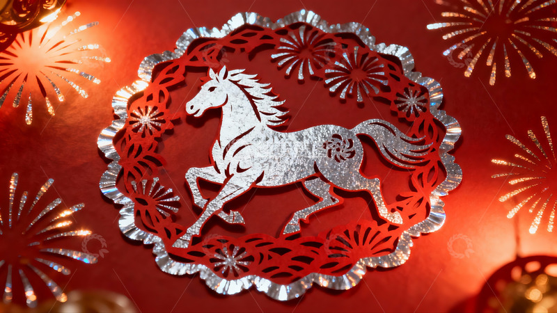 高清大图下载【趣麦麦图】红色背景上的银色马形剪纸