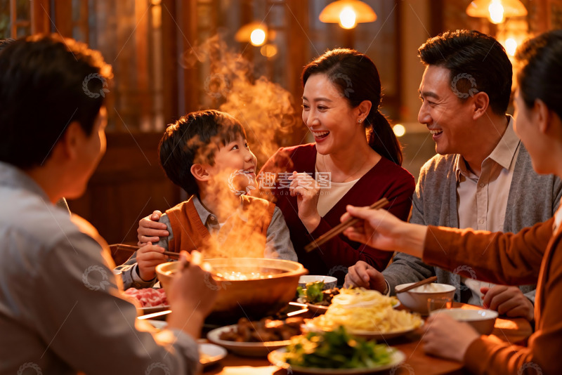高清大图下载【趣麦麦图】温馨家庭聚餐火锅热气腾腾