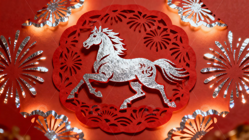 高清大图下载【趣麦麦图】红色背景上的银色马形剪纸艺术
