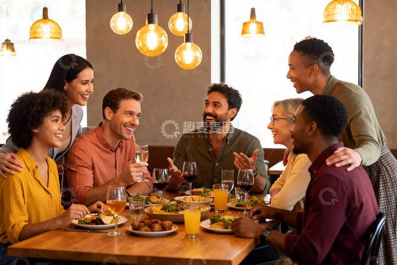 高清大图下载【趣麦麦图】多人聚餐欢笑场景