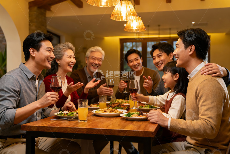 高清大图下载【趣麦麦图】温馨家庭聚餐其乐融融