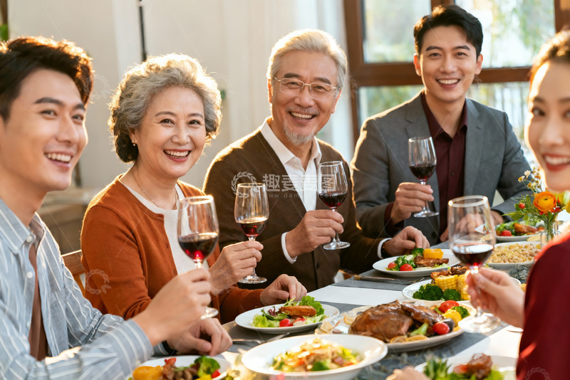 高清大图下载【趣麦麦图】三代同堂家庭聚餐欢庆时刻