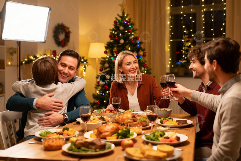 高清大图下载【趣麦麦图】圣诞晚餐家人团聚温馨场景