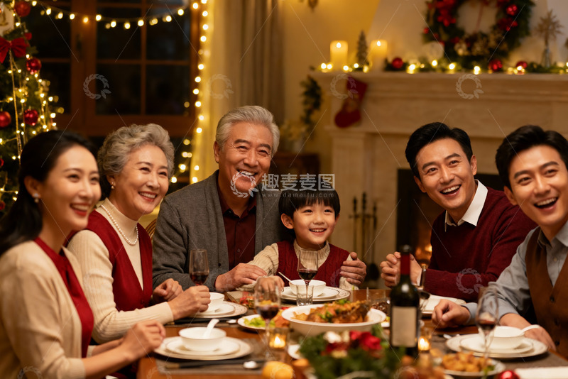 高清大图下载【趣麦麦图】温馨圣诞家庭聚餐场景