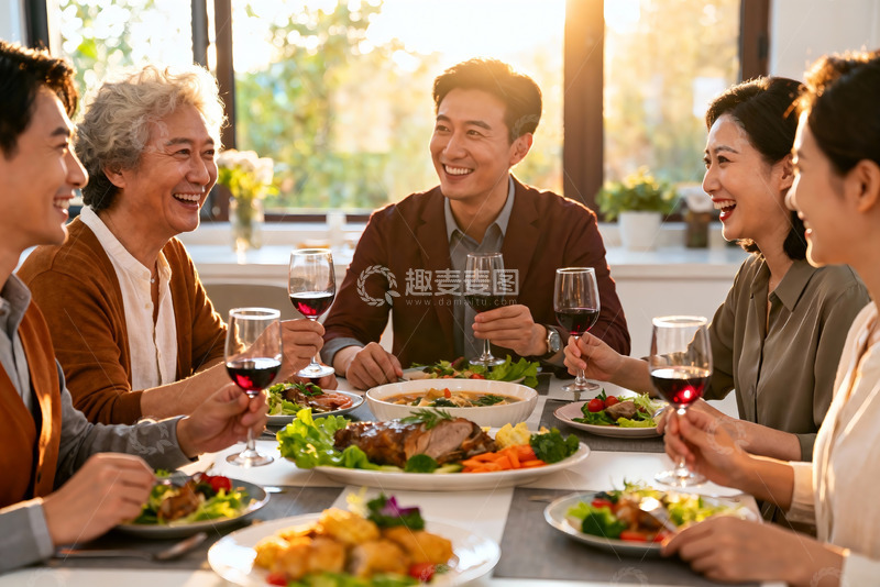 高清大图下载【趣麦麦图】家庭聚餐欢笑共享美食