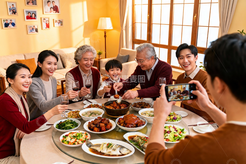 高清大图下载【趣麦麦图】三代同堂家庭聚餐温馨场景