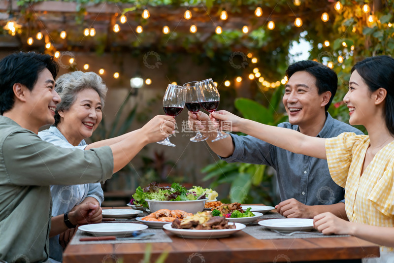 高清大图下载【趣麦麦图】四人户外聚餐举杯庆祝