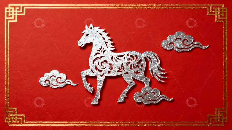 高清大图下载【趣麦麦图】红色背景上的银色马形剪纸