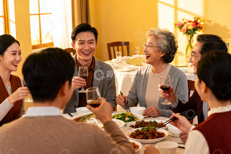 高清大图下载【趣麦麦图】家庭聚餐欢声笑语其乐融融