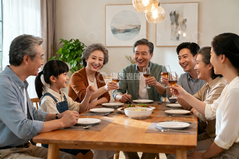 高清大图下载【趣麦麦图】三代同堂家庭聚餐温馨场景