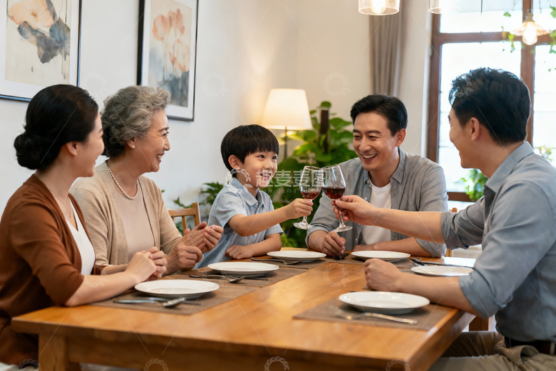 高清大图下载【趣麦麦图】三代同堂家庭聚餐举杯欢庆